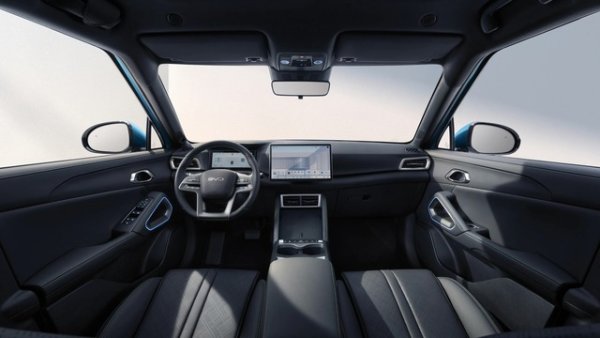 Компактният SUV идва подготвен с изключително богат пакет от активни системи за сигурност и подпомагане на водача. На разположение са 360-градусова камера за лесно маневриране в тесни пространства, адаптивен и интелигентен круиз контрол, система за наблюдение на мъртвата зона и предупреждение при отваряне на врата. За офроуд увереност и зимни условия автомобилът разполага и с асистент за спускане по наклон и режим за каране на сняг.
